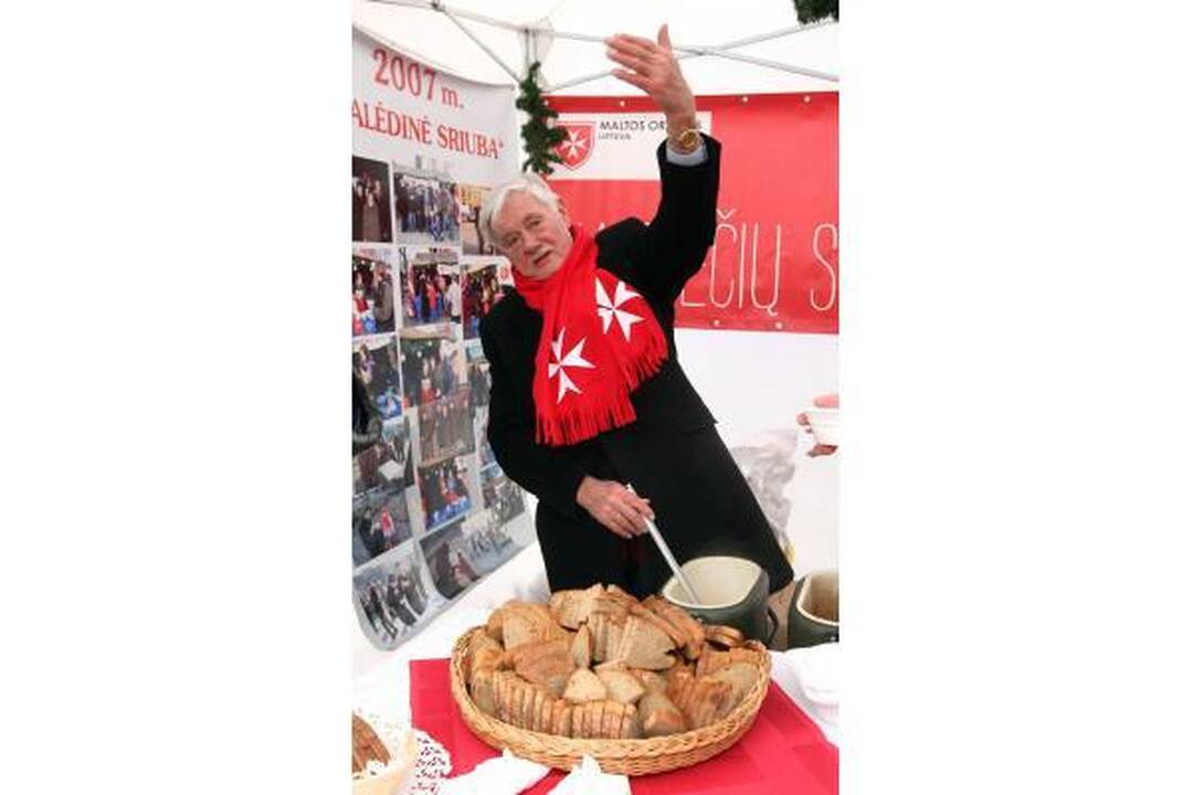 Prezidentas V.Adamkus Rotušės aikštėje dalijo sriubą