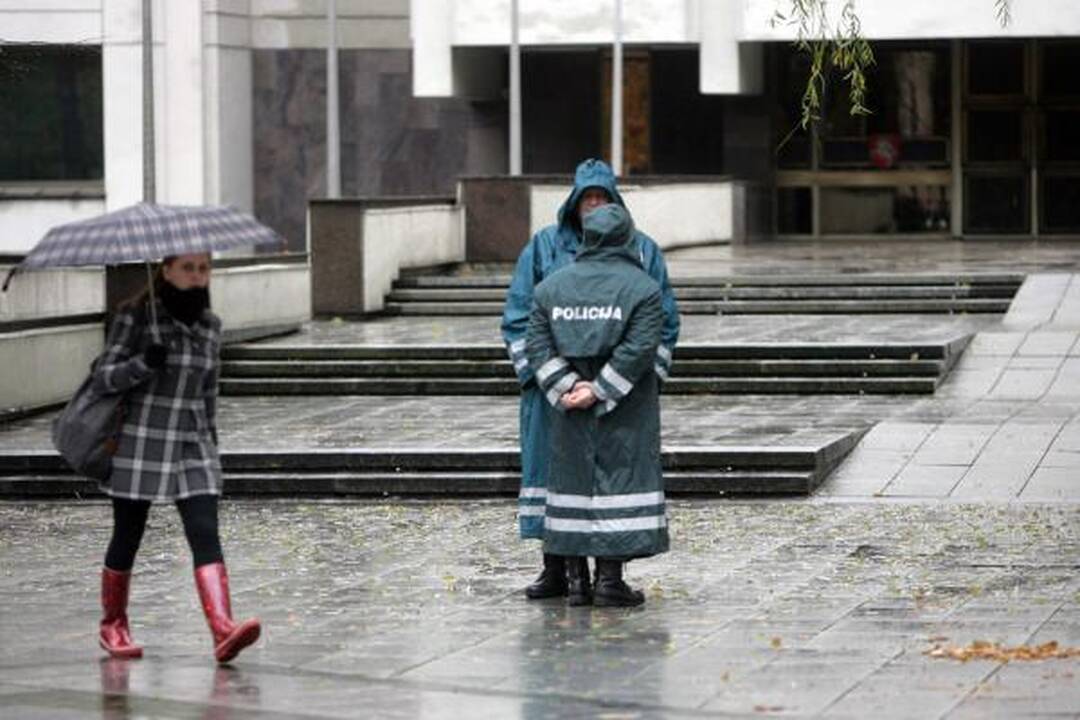 Po Vyriausybės langais - protestas "dėl išvogtos Lietuvos"