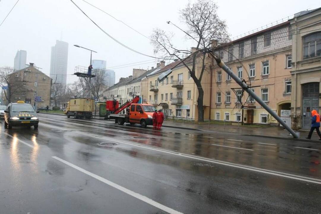 Vilniuje sunkvežimis nulaužė stulpą ir paralyžiavo eismą