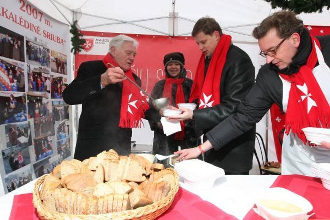 Prezidentas V.Adamkus Rotušės aikštėje dalijo sriubą