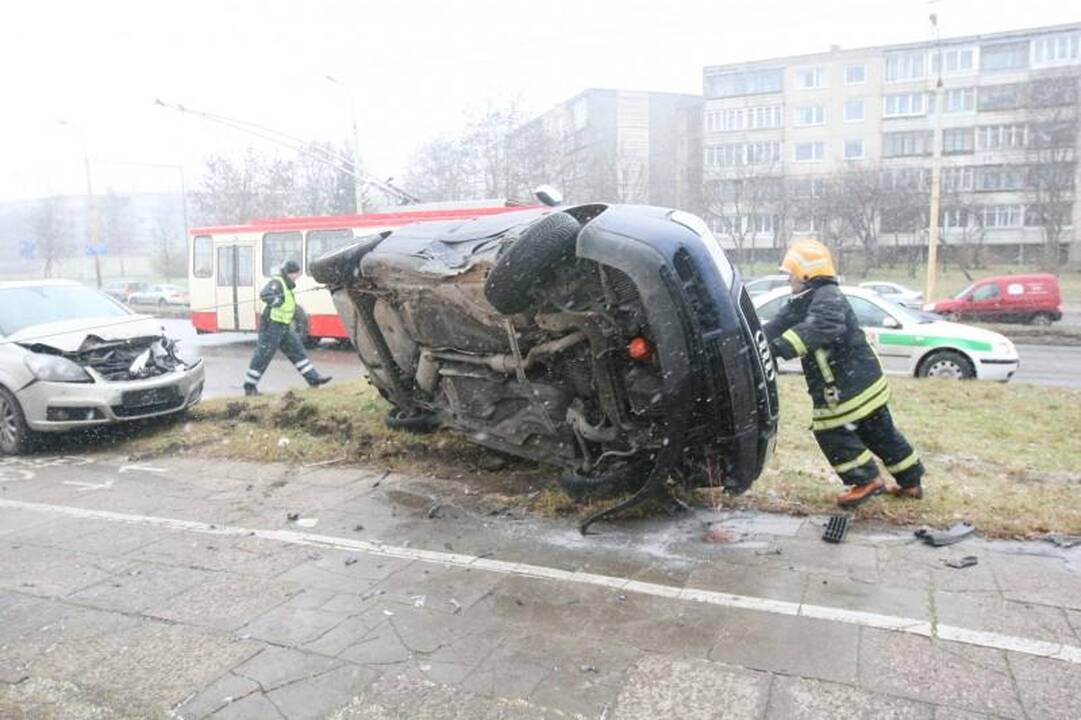 Atlikdamas chuliganišką manevrą Vilniuje apsivertė automobilis „Audi“ 