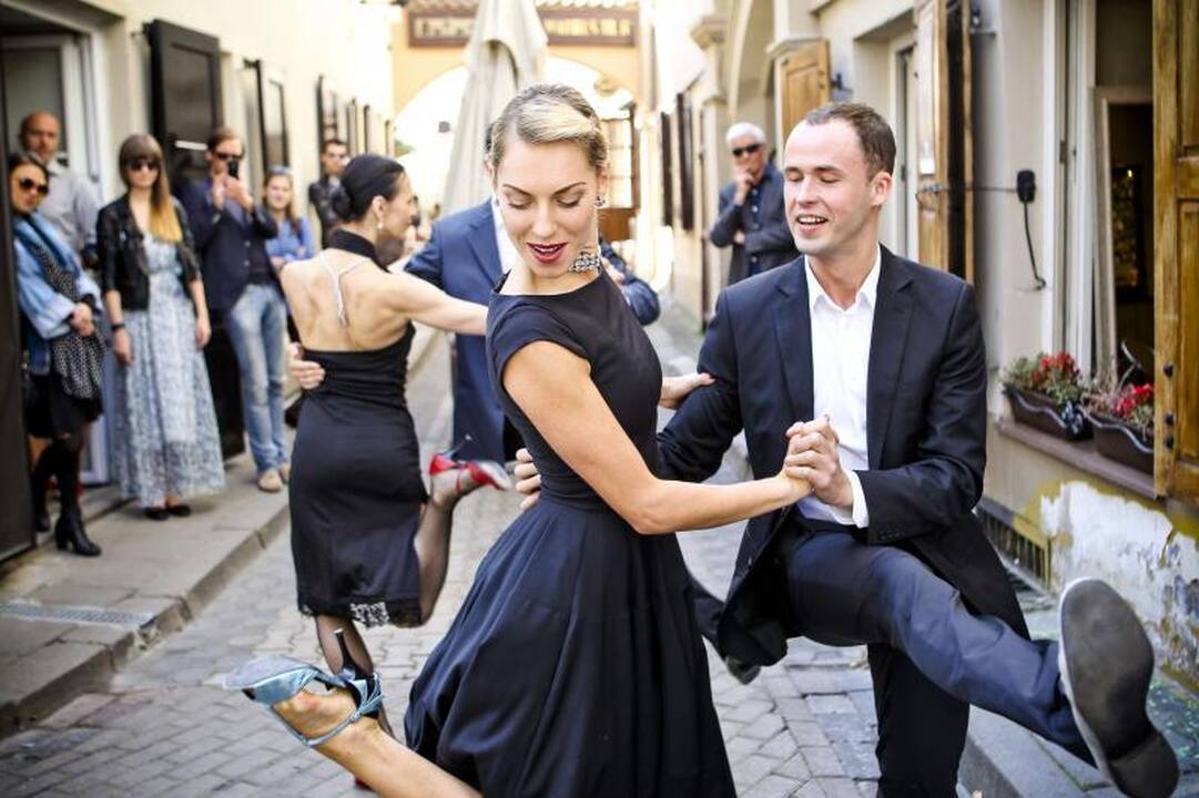 „Tango Salon“ – apie moters grožį ir pastangas suvilioti vyrą 