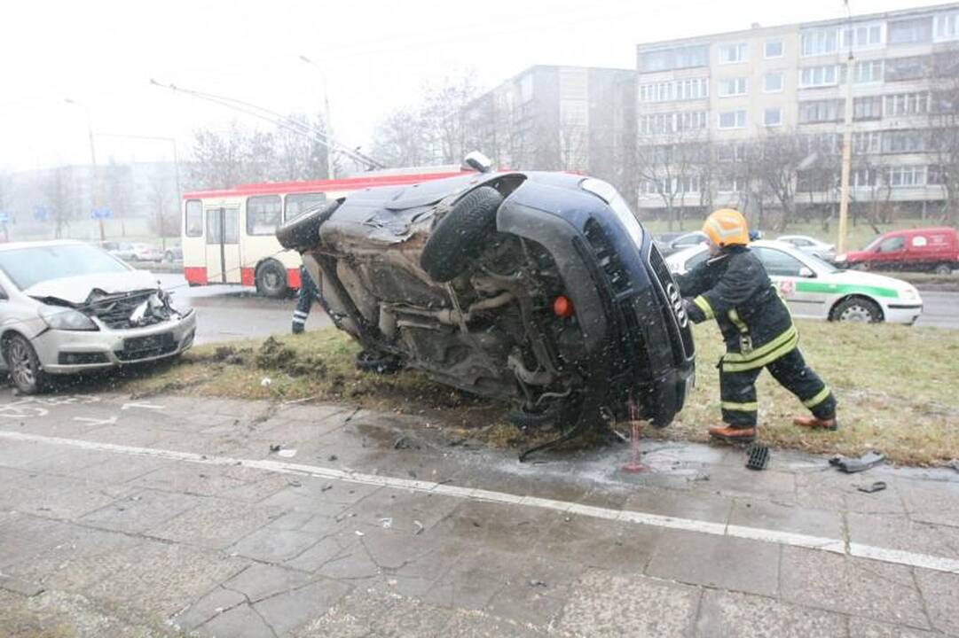 Atlikdamas chuliganišką manevrą Vilniuje apsivertė automobilis „Audi“ 