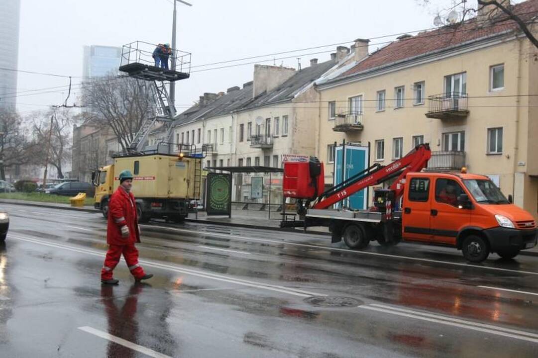 Vilniuje sunkvežimis nulaužė stulpą ir paralyžiavo eismą