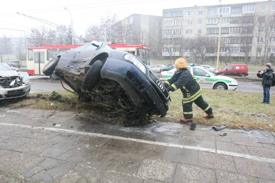 Atlikdamas chuliganišką manevrą Vilniuje apsivertė automobilis „Audi“ 