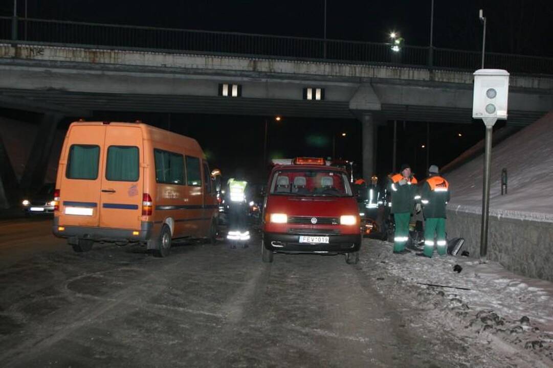 Vilniuje susidūrė keturi automobiliai, žuvo vairuotojas