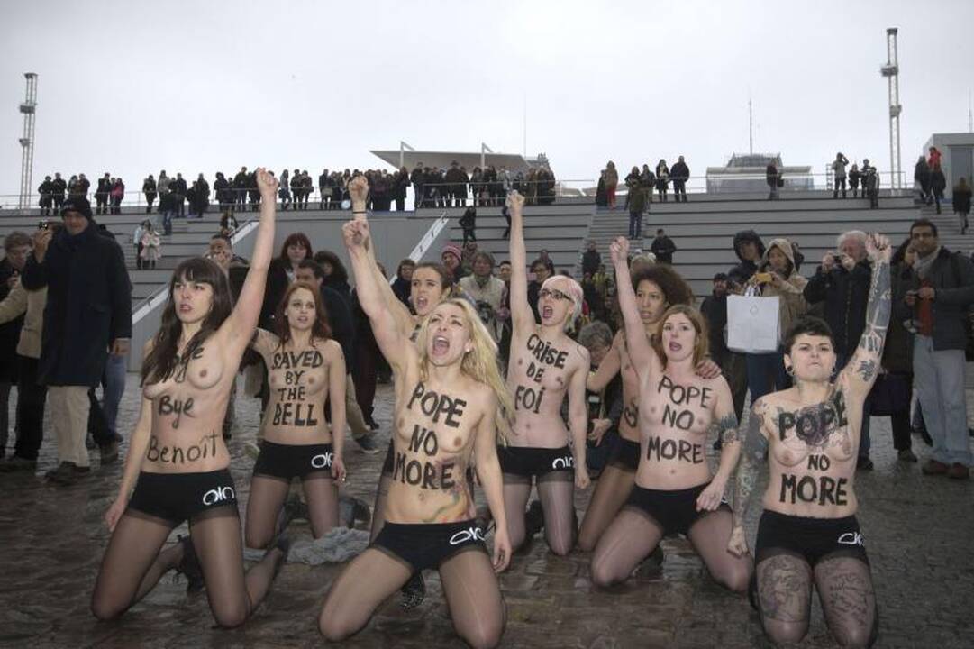 Paryžiaus katedroje „Femen“ džiūgavo dėl popiežiaus atsistatydinimo