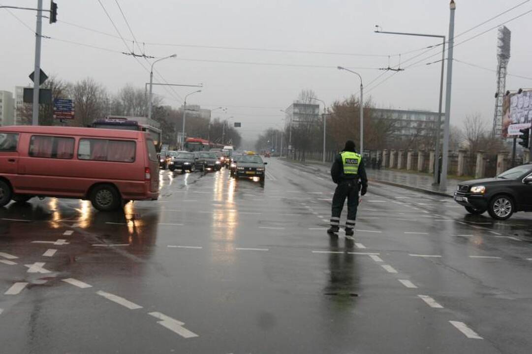 Vilniuje sunkvežimis nulaužė stulpą ir paralyžiavo eismą