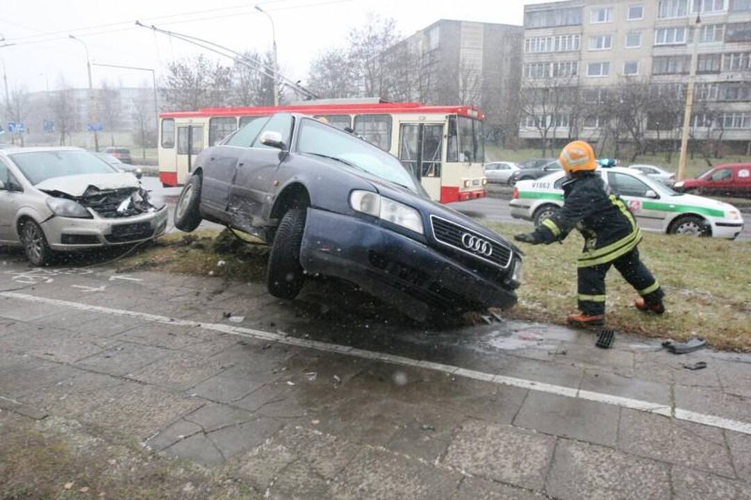 Atlikdamas chuliganišką manevrą Vilniuje apsivertė automobilis „Audi“ 