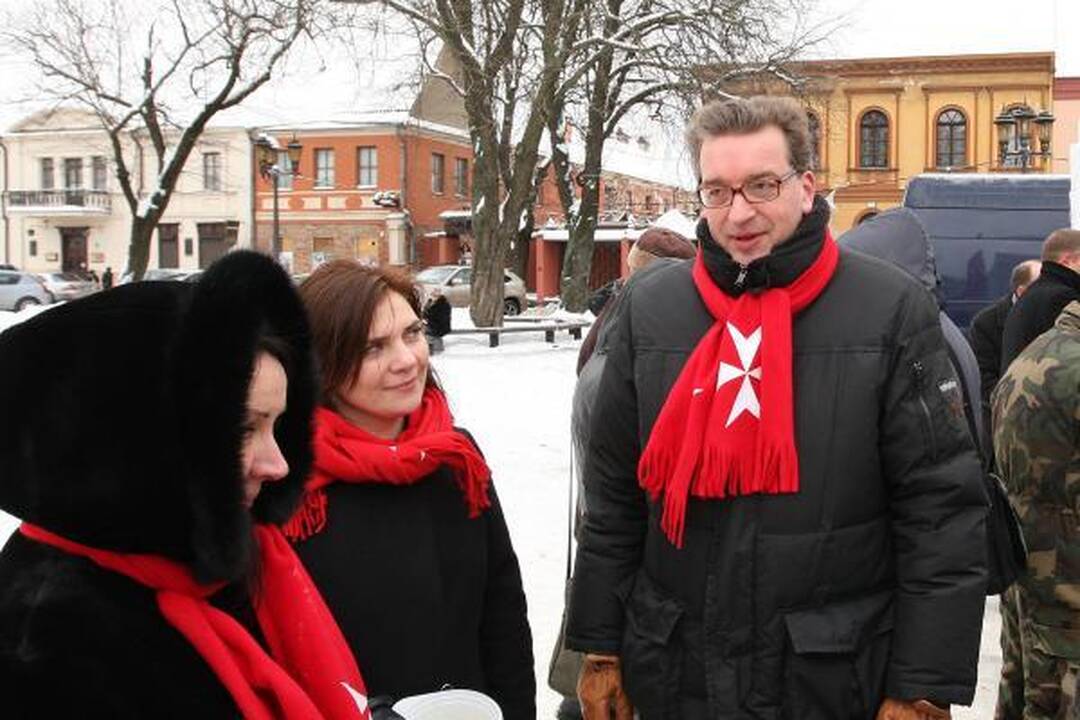 Prezidentas V.Adamkus Rotušės aikštėje dalijo sriubą