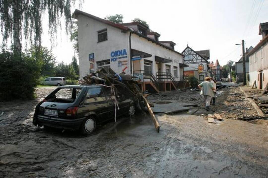 Liūtys ir potvyniai vėl užklupo Lenkiją ir jos kaimynes