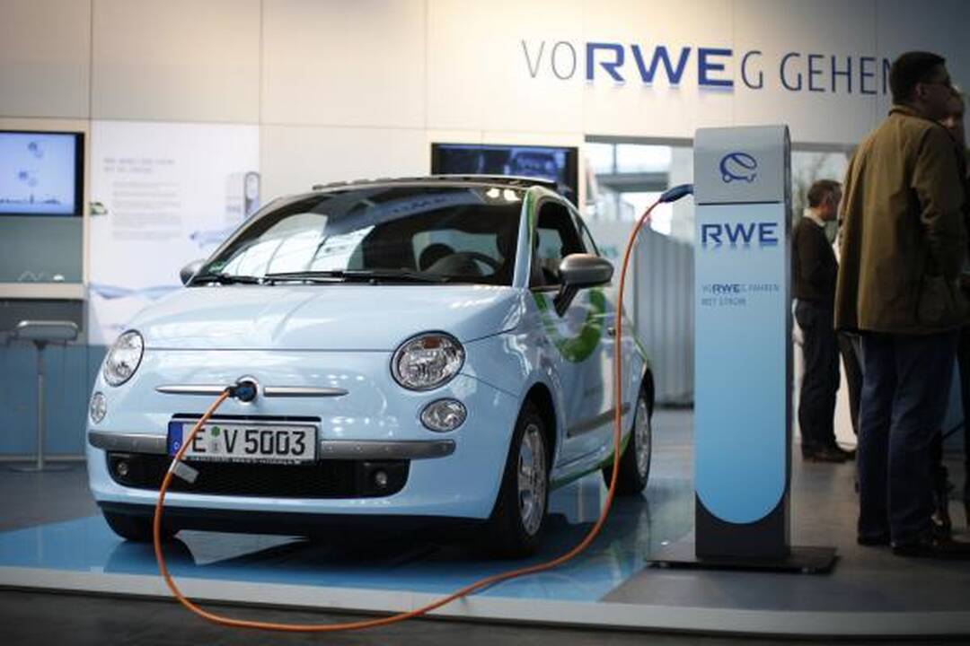 Perėjoje automobilis sužalojo klaipėdietę