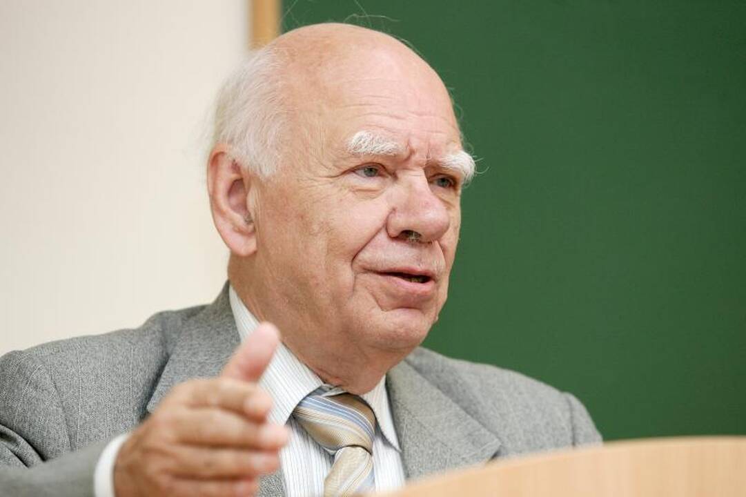 B.Genzelis: Lietuva tampa absoliučia monarchija