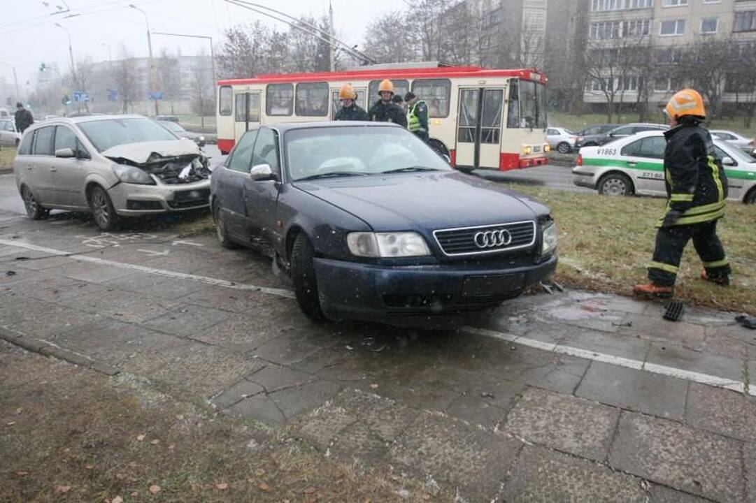 Atlikdamas chuliganišką manevrą Vilniuje apsivertė automobilis „Audi“ 