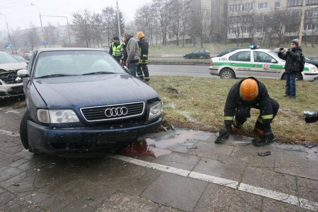 Atlikdamas chuliganišką manevrą Vilniuje apsivertė automobilis „Audi“ 