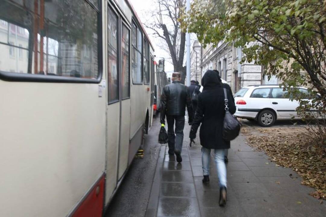 Vilniuje sunkvežimis nulaužė stulpą ir paralyžiavo eismą