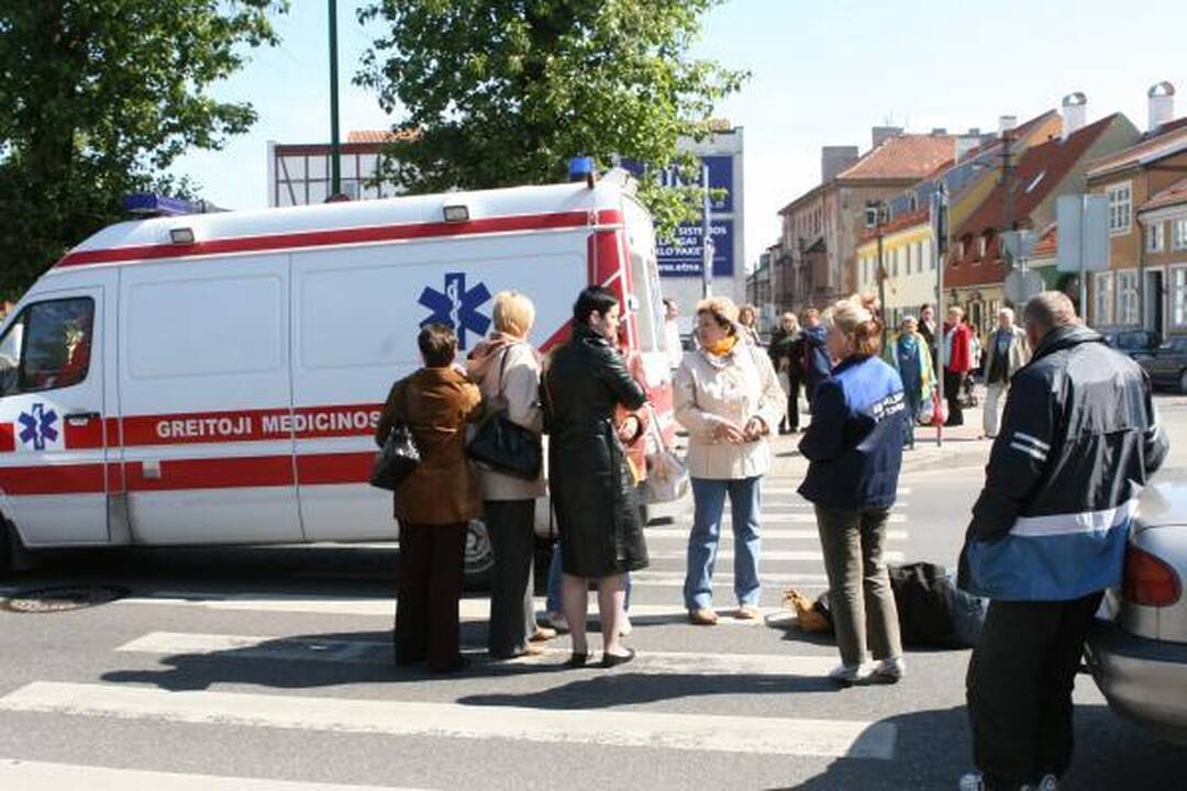 Perėjoje automobilis sužalojo klaipėdietę