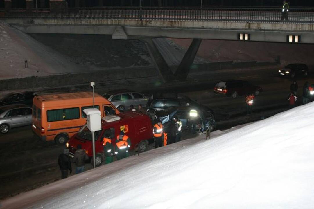 Vilniuje susidūrė keturi automobiliai, žuvo vairuotojas