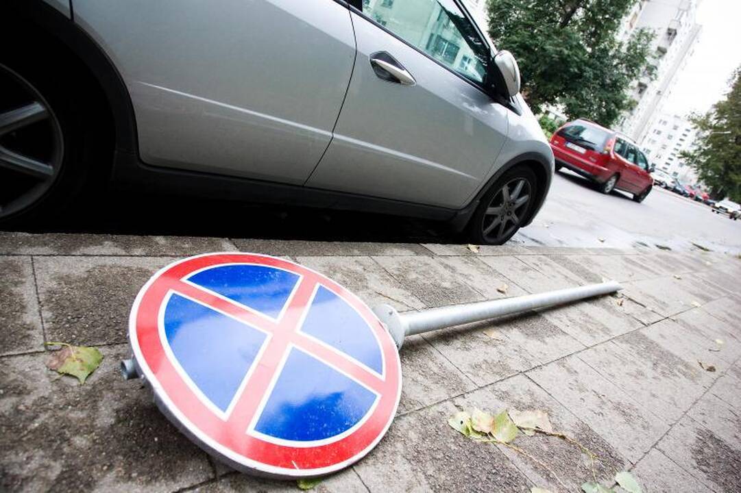 Per Kazimiero mugę automobiliai centre stovės nemokamai