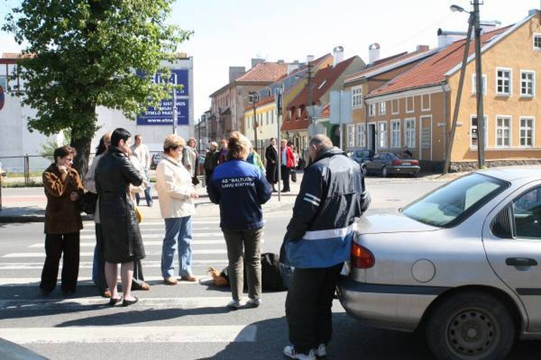 Perėjoje automobilis sužalojo klaipėdietę