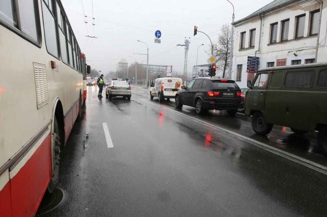 Vilniuje sunkvežimis nulaužė stulpą ir paralyžiavo eismą