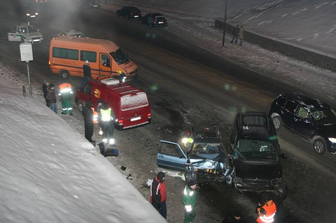 Vilniuje susidūrė keturi automobiliai, žuvo vairuotojas