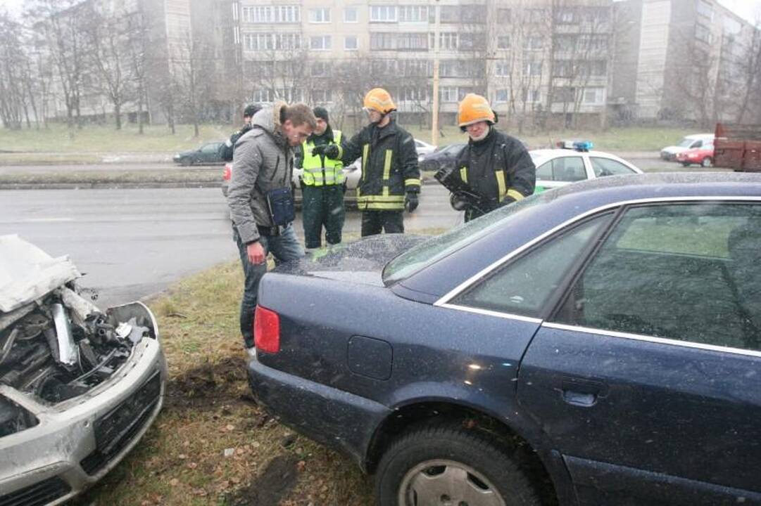 Atlikdamas chuliganišką manevrą Vilniuje apsivertė automobilis „Audi“ 