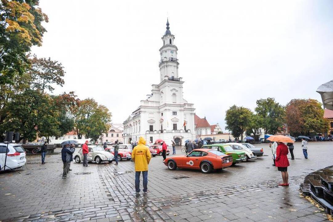 Į Kauną užsuko klasikinių automobilių ralis