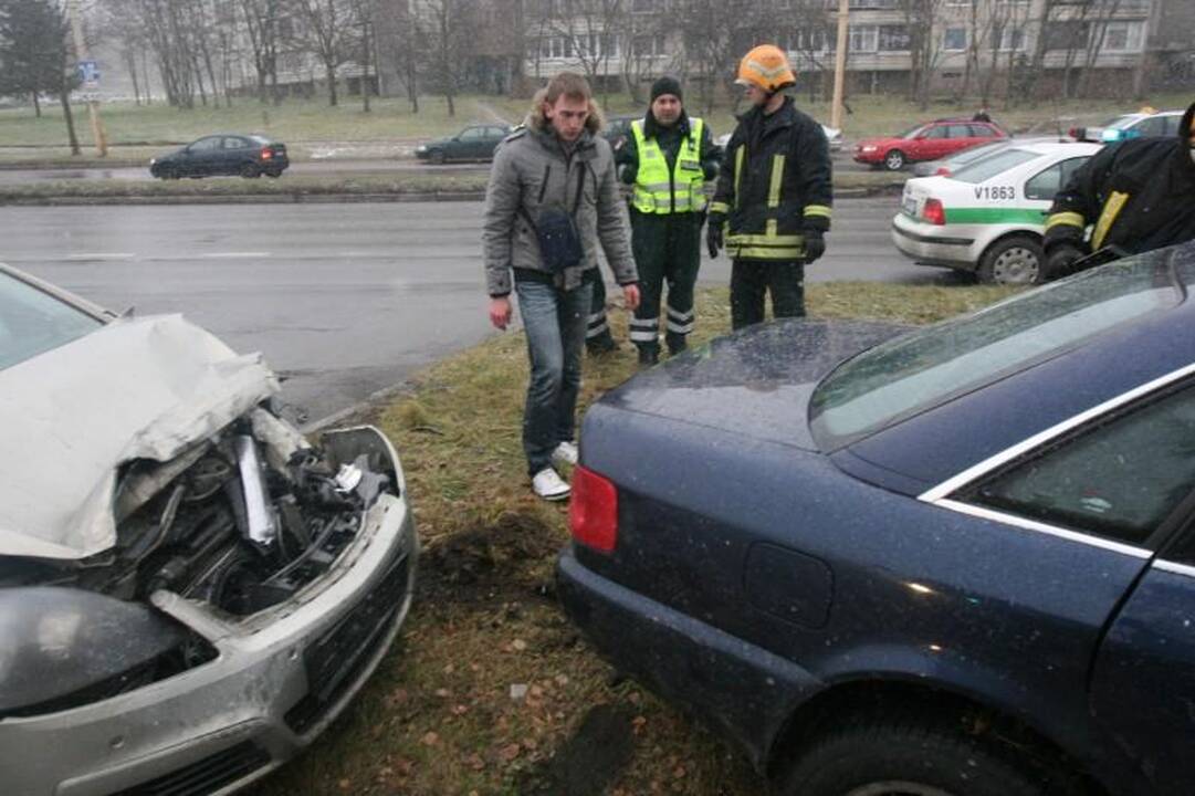 Atlikdamas chuliganišką manevrą Vilniuje apsivertė automobilis „Audi“ 