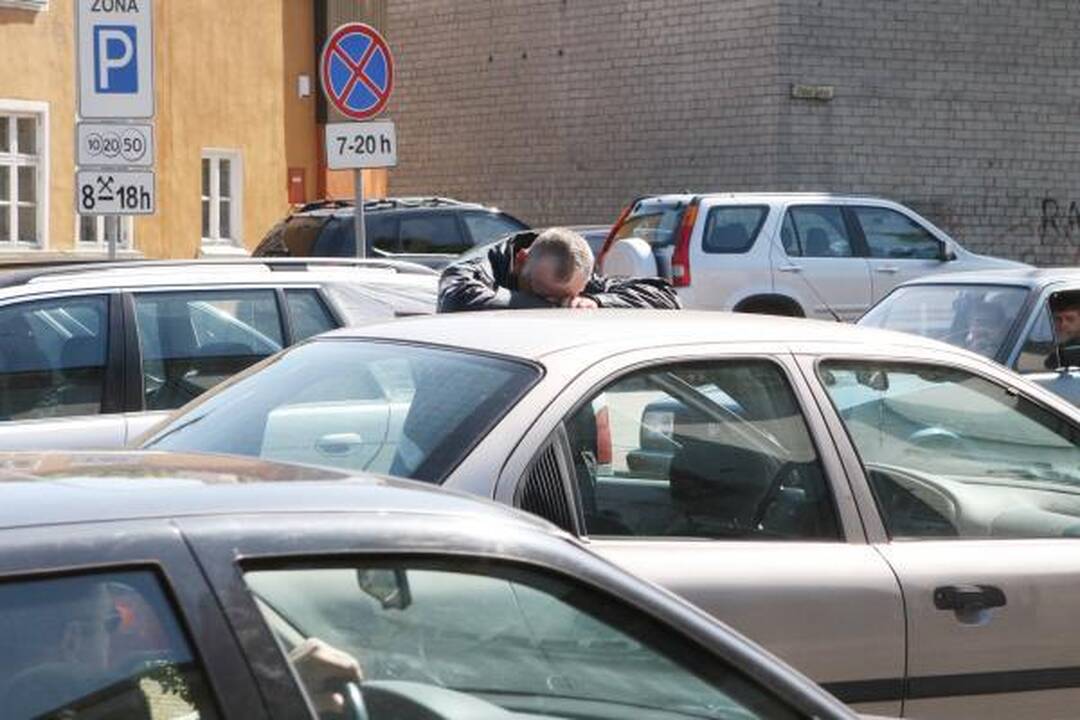 Perėjoje automobilis sužalojo klaipėdietę