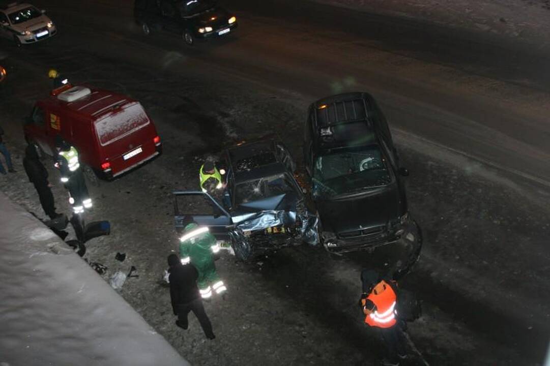 Vilniuje susidūrė keturi automobiliai, žuvo vairuotojas