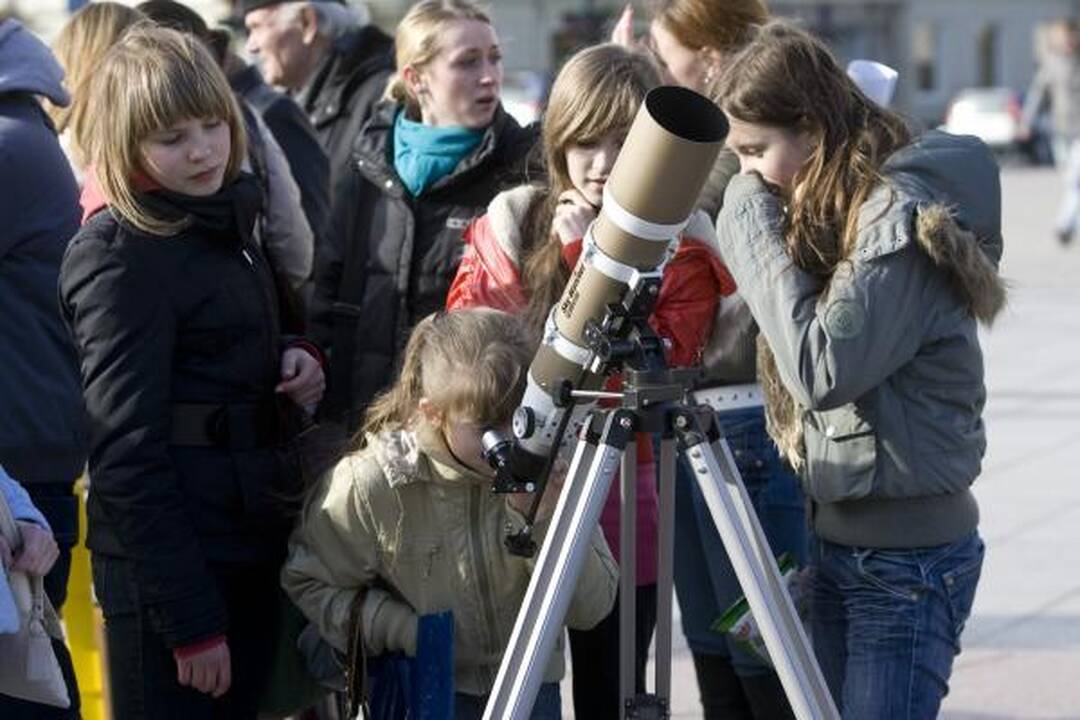 Iš Katedros aikštės - žvilgsniai į dangų