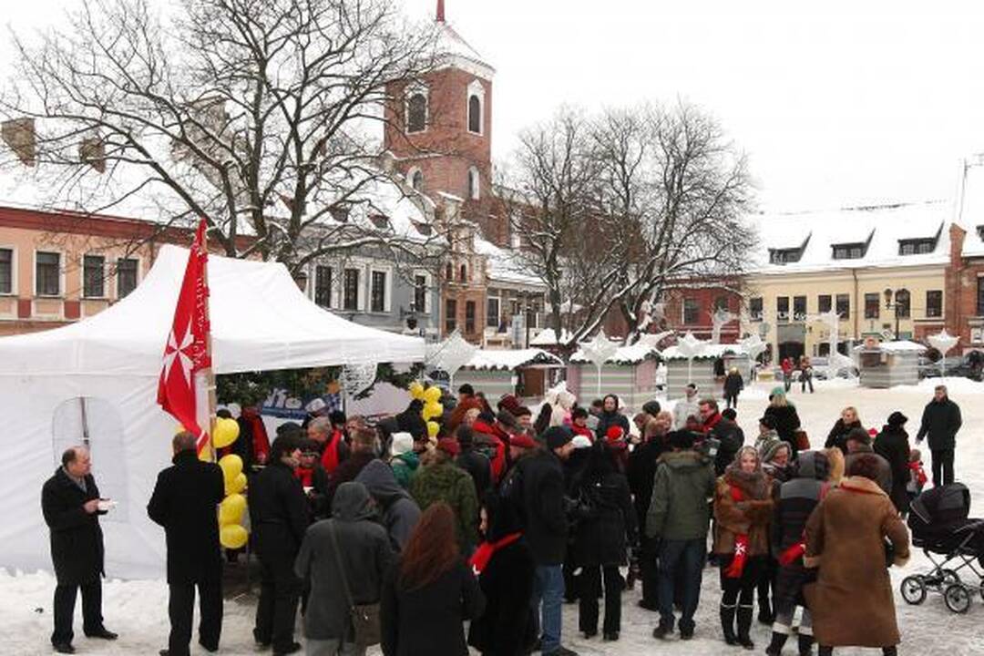 Prezidentas V.Adamkus Rotušės aikštėje dalijo sriubą