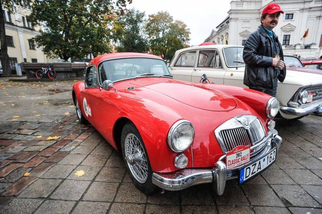 Į Kauną užsuko klasikinių automobilių ralis