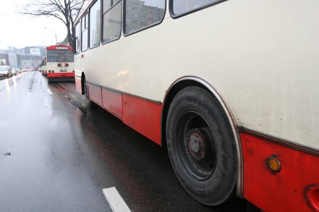Vilniuje sunkvežimis nulaužė stulpą ir paralyžiavo eismą