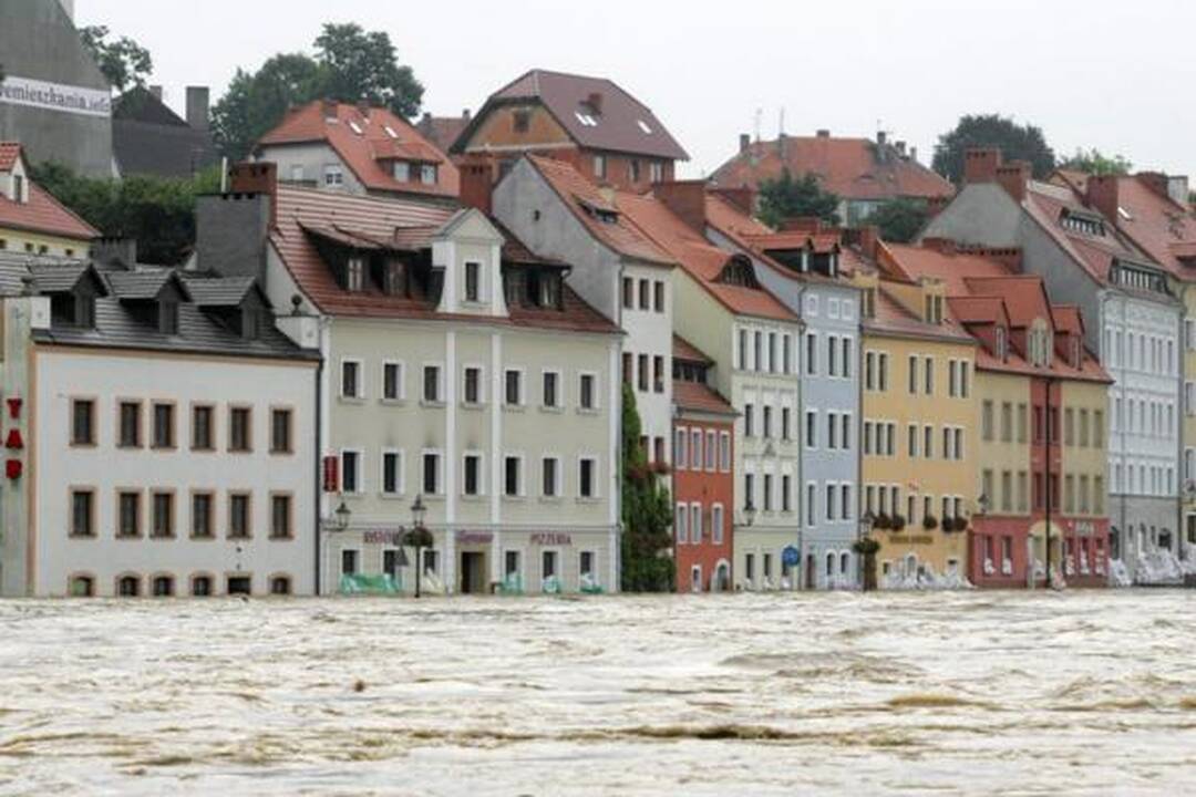 Liūtys ir potvyniai vėl užklupo Lenkiją ir jos kaimynes