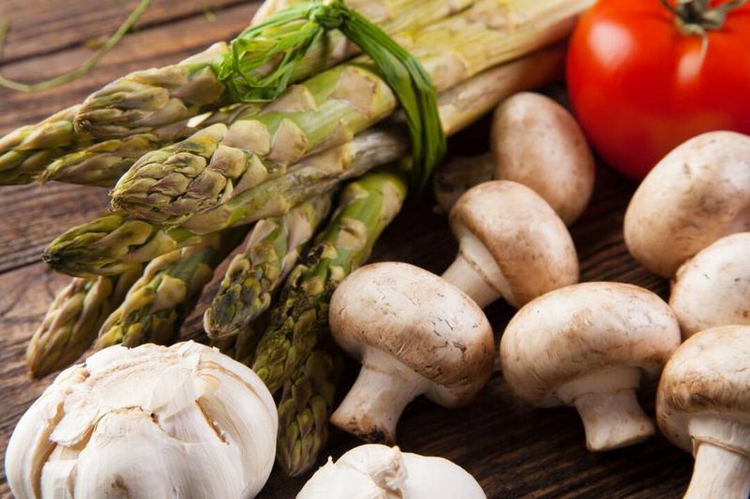 Ėriukas su pavasarį karaliaujančiais žaliaisiais šparagais (receptas)