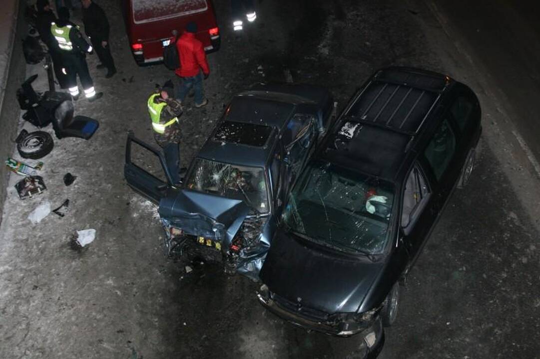 Vilniuje susidūrė keturi automobiliai, žuvo vairuotojas