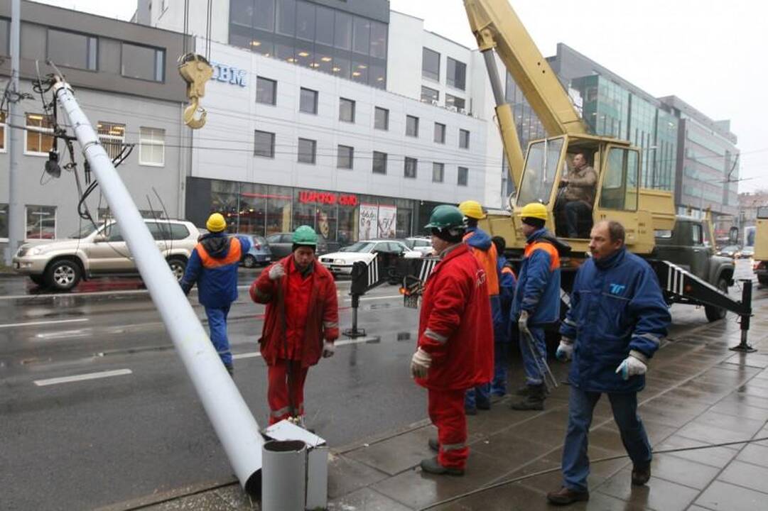 Vilniuje sunkvežimis nulaužė stulpą ir paralyžiavo eismą
