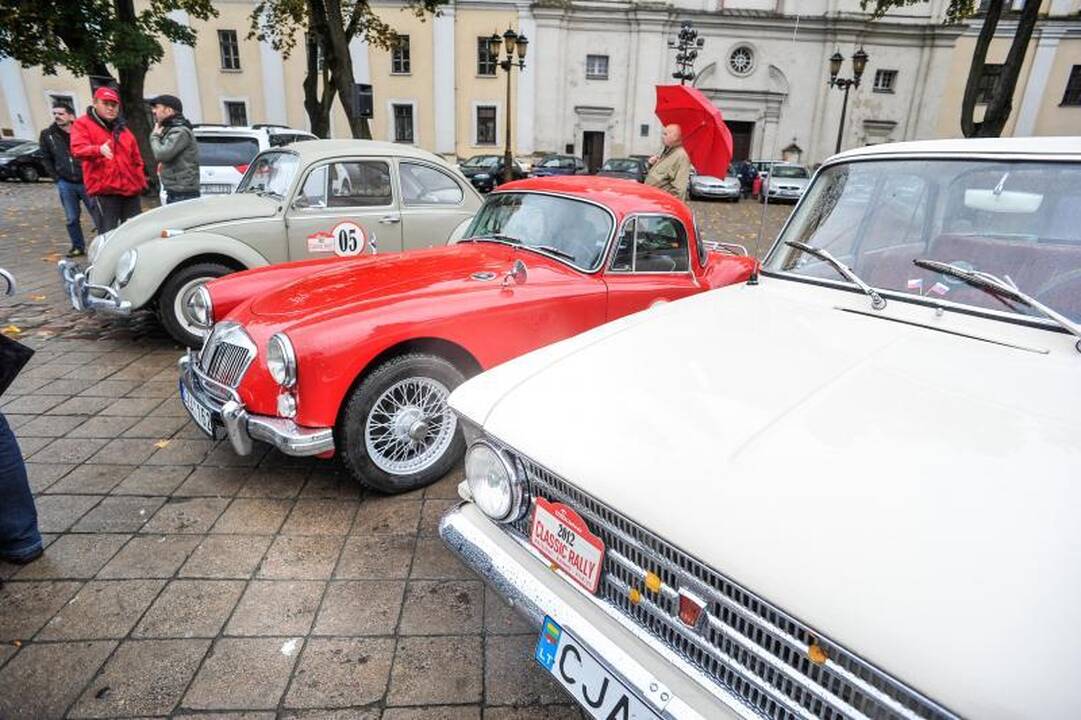 Į Kauną užsuko klasikinių automobilių ralis