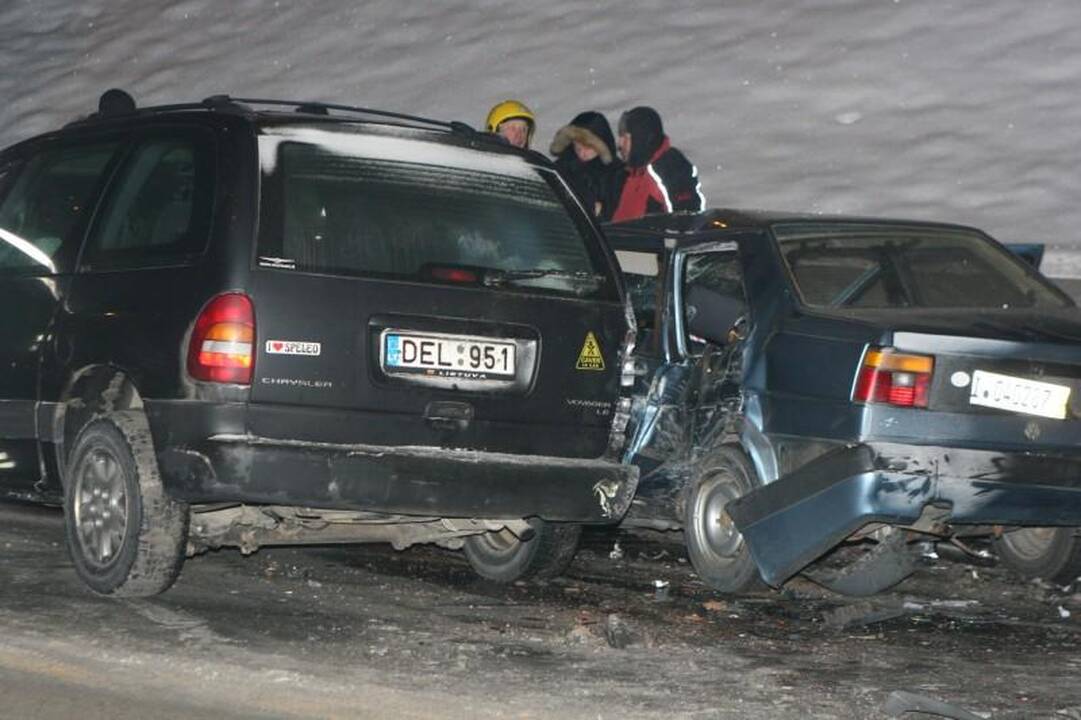 Vilniuje susidūrė keturi automobiliai, žuvo vairuotojas