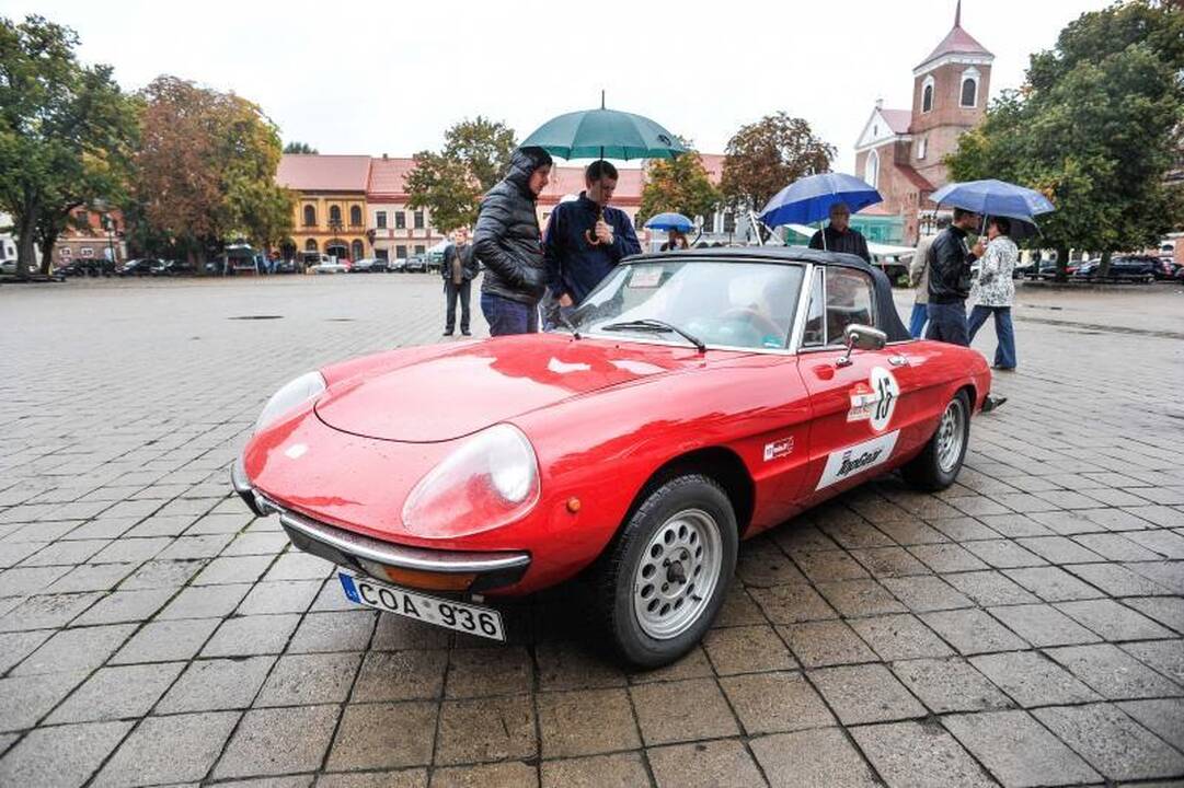 Į Kauną užsuko klasikinių automobilių ralis