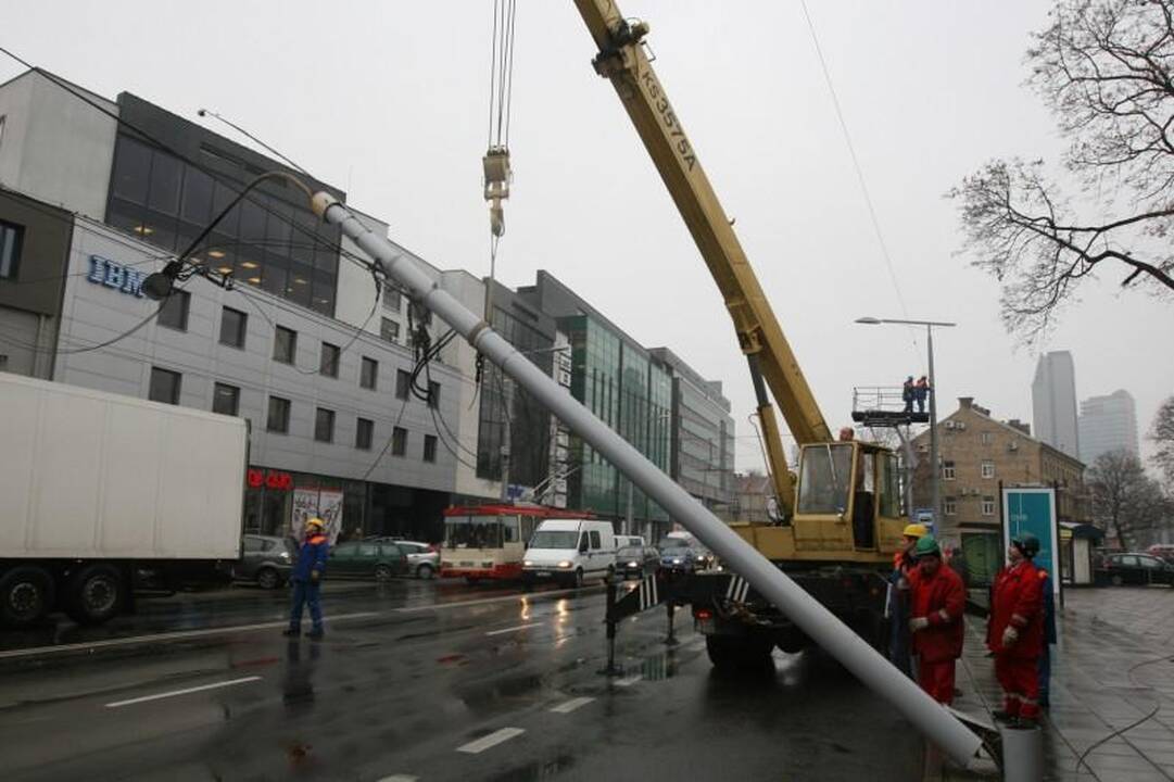Vilniuje sunkvežimis nulaužė stulpą ir paralyžiavo eismą