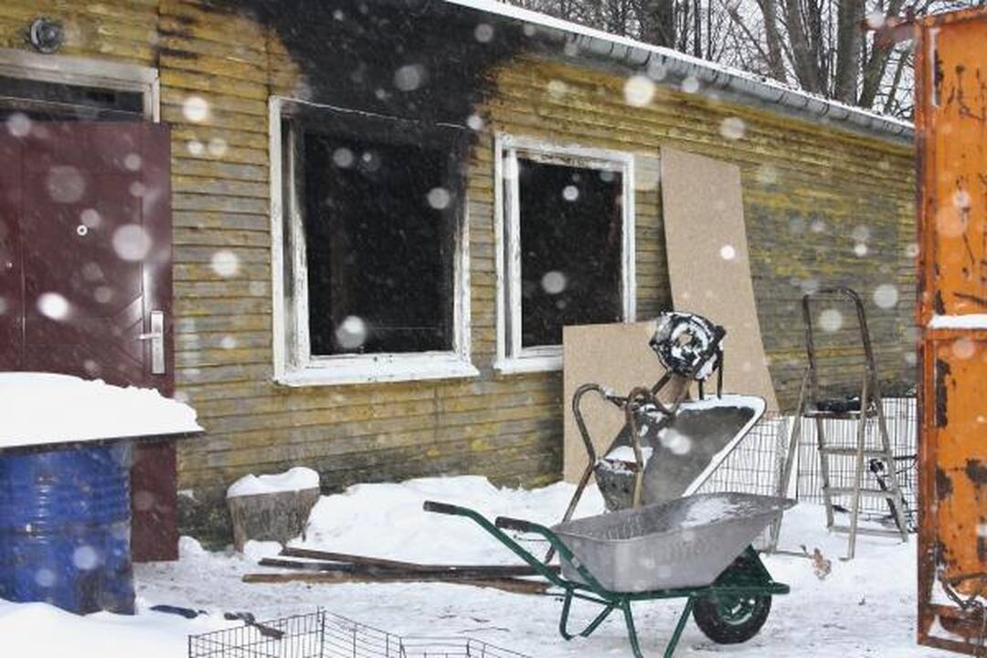 Savanoriai valė sudegusią gyvūnų prieglaudą