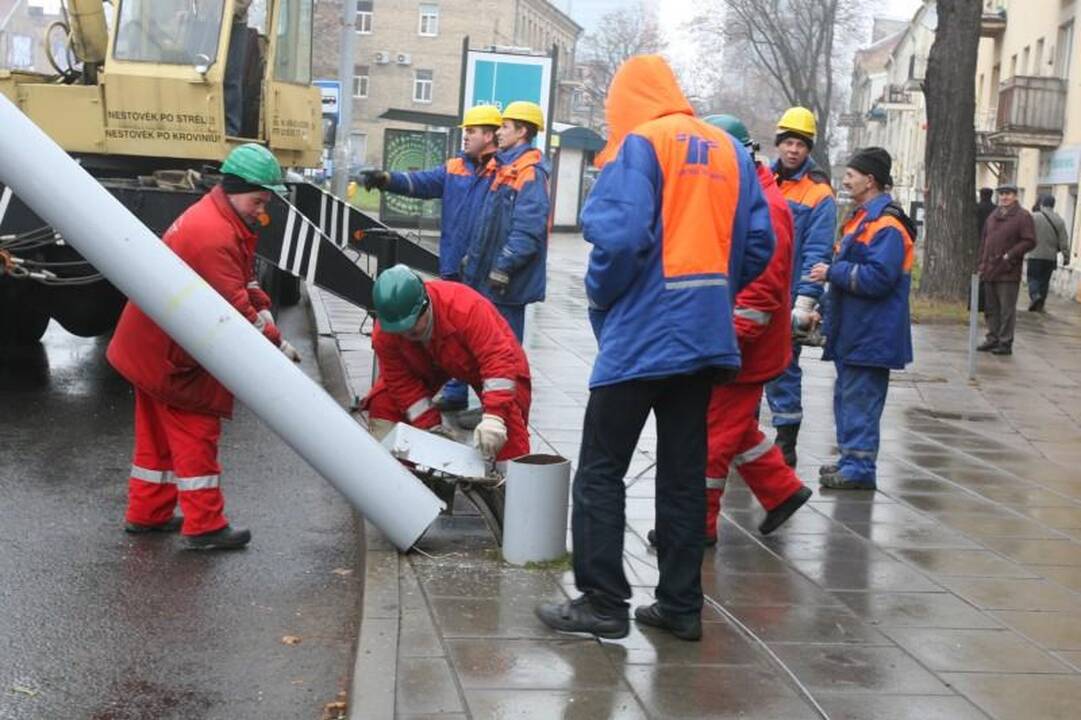 Vilniuje sunkvežimis nulaužė stulpą ir paralyžiavo eismą