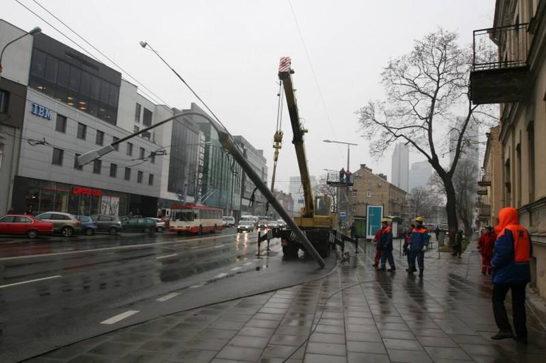 Vilniuje sunkvežimis nulaužė stulpą ir paralyžiavo eismą