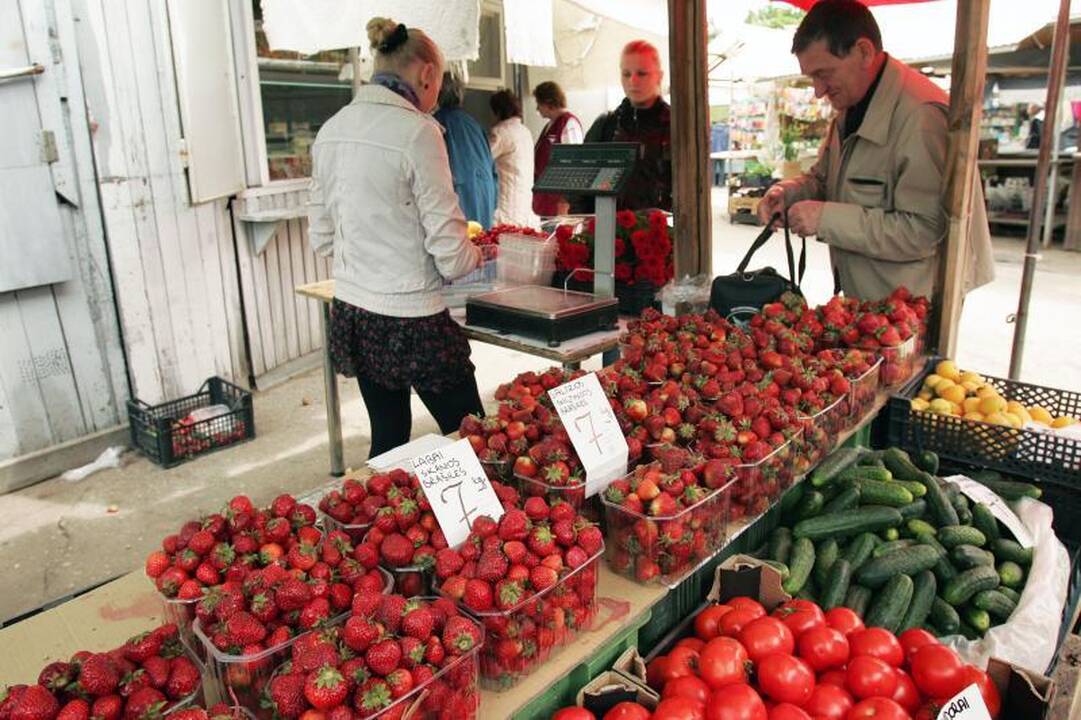 Lietuviškos braškės – po 20 litų, bet pirkėjų netrūksta
