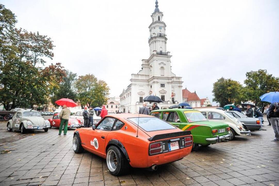 Į Kauną užsuko klasikinių automobilių ralis