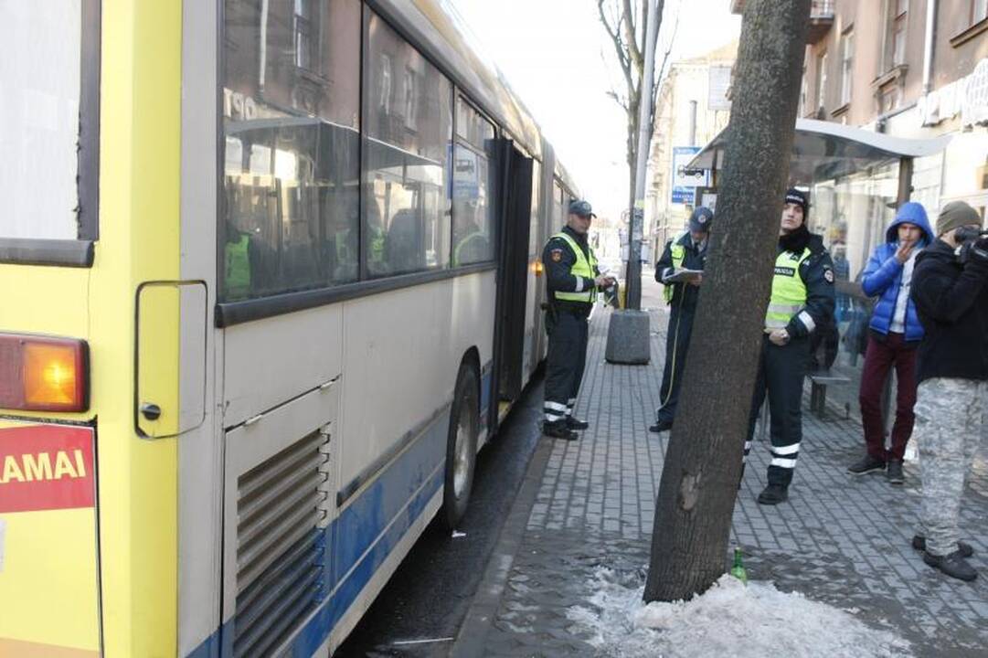 Autobusas prispaudė po juo parkritusį klaipėdietį