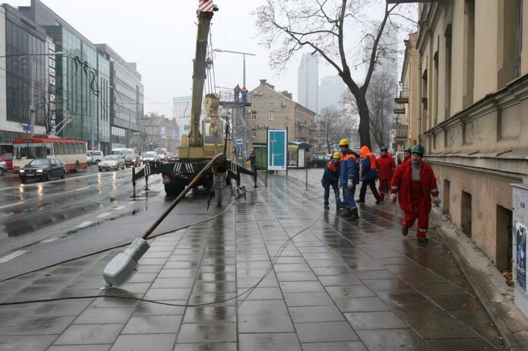Vilniuje sunkvežimis nulaužė stulpą ir paralyžiavo eismą